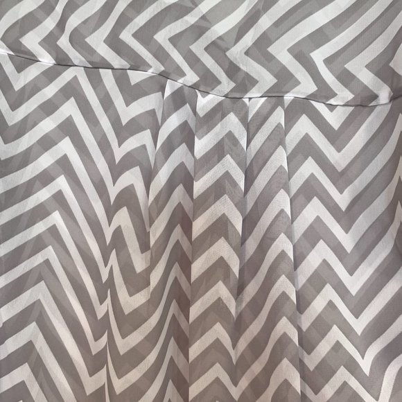 NWOT a.n.a. HiLo Tunic 1/4 Button Up Semi Sheer Top Gray White Chevron Sz Small - Picture 7 of 9